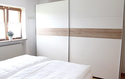 Ausreichend Platz für die ganze Ausrüstung - ein großer Schrank mit Schiebetüren (2,70 m)