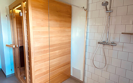 Wellnessfeeling pur: Infrarotkabine, hochwertige Möbel & stylishe Badplanung