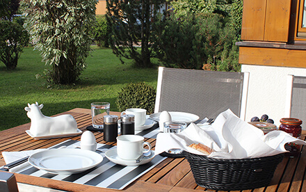 Die Terrasse lädt ein - zum Frühstück, Kaffee trinken, Abendessen oder einfach zum Faulenzen