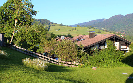 Ein herrlicher Garten und ein Traumausblick - hier in Richtung Hündle